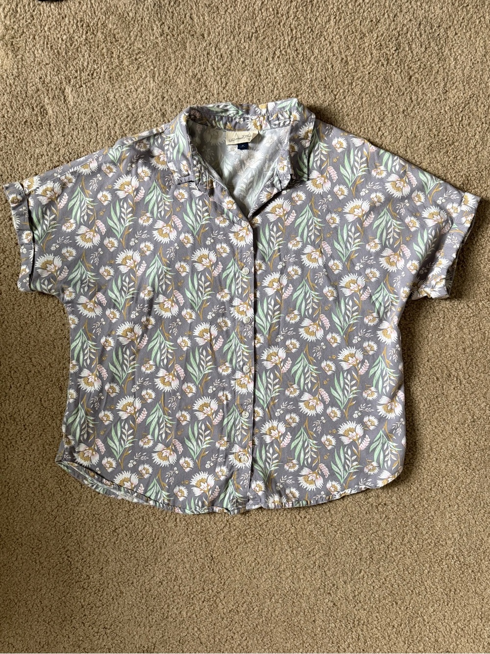 Universal Thread Short Sleeve Button-Down Floral Top in Gray and Green